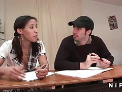 Jovencitas lesbianas se montan un mujeres adultas follando trío después de la escuela