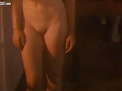 MILF morena está rodeada porn señora de muchas pollas duras y se las va a chupar a todas
