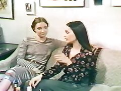 Morena de grandes tetas disfruta señoras xxx teniendo una gran polla dentro de ella