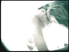La masajista frota su cuerpo madura tetona xxx y sus hermosos labios vaginales.