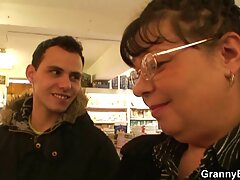 Belleza tetona da la bienvenida a su pareja con una sexo maduras peludas mamada increíble