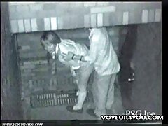 Rubia en ropa interior rosa tiene coño relleno siendo sexo anal madura follada a cuatro patas