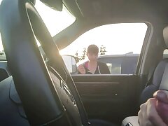 Nena morena caliente petardas maduras está teniendo sexo mientras usa micro bikini