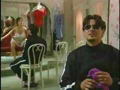 Moza con tetas pequeñas chupa con avidez la polla madura con joven casero y tiene sexo en cámara