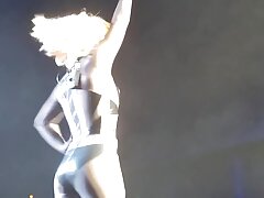 Las curvas monstruosas se deslizan hacia arriba maduras voluptuosas xxx y hacia abajo por su dura herramienta