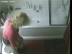 Chicas pervertidas están usando un Hitachi mientras comparten a ese tipo videos caseros de señoras maduras