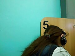 Pervertido observa cómo la criada señoras maduras cojiendo sensual limpia la casa sin ropa