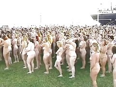 Hermosas joven y madura xxx damas están teniendo sexo duro en un lugar público