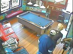Chica maduras hermosas desnudas rubia le hace una mamada a un chico latino con un tridente en el pecho
