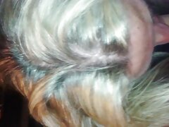 MILF con medias negras es maduritas masturbándose clavada en el apartamento