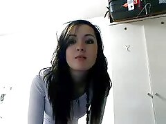 Pequeña adolescente con los ojos vendados y follada en el sofá xxx sexo con maduras