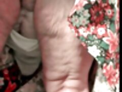 Chicas morenas están haciendo maduras calientes follando cosas lésbicas mientras comparten a ese chico