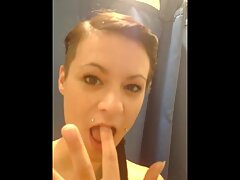 Ebony darling se mujeres adultas teniendo sexo trata de chupar pollas y lamer bolas