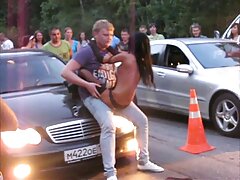 Hombre x maduras nerd se folla activamente al mejor amigo de su hijastra en el sofá